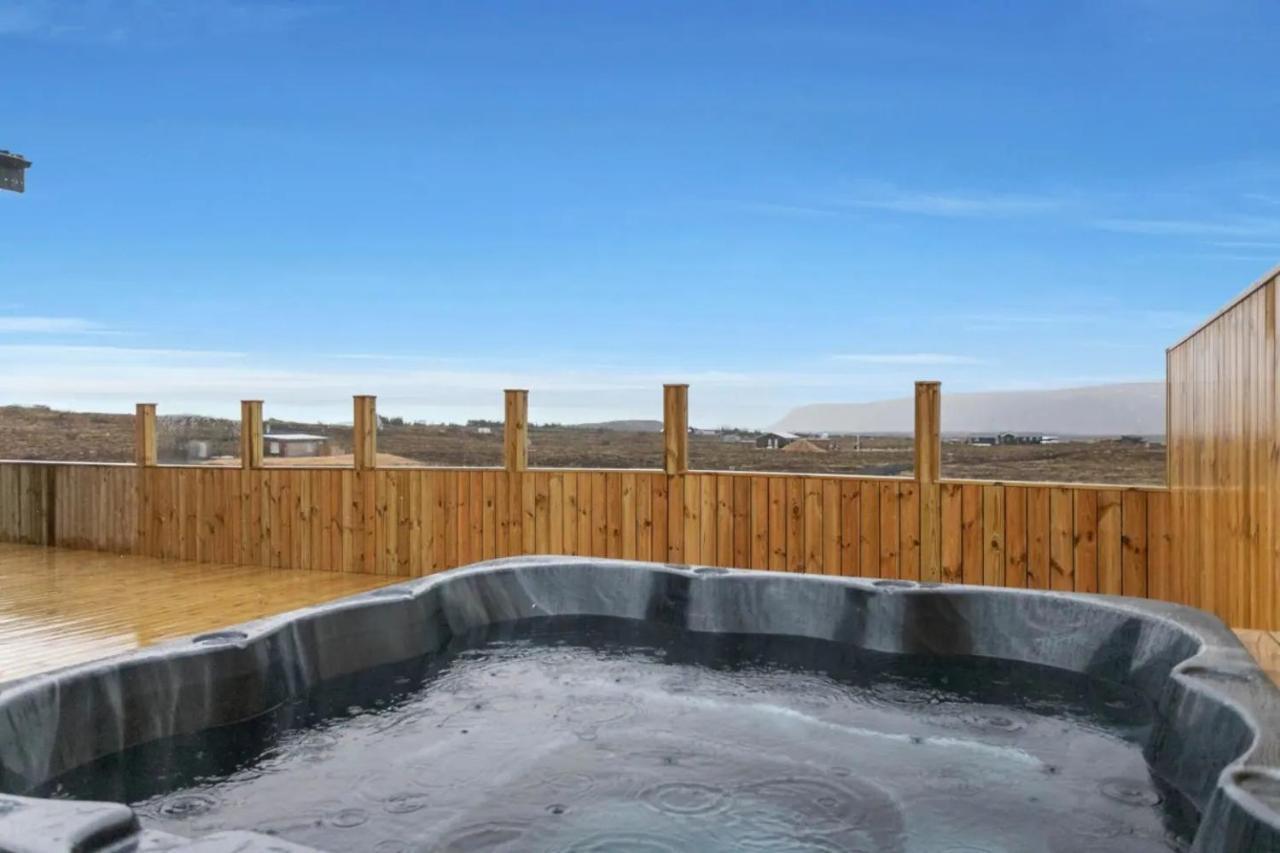 Luxury Log Home With A Hot Tub Selfoss Exterior photo